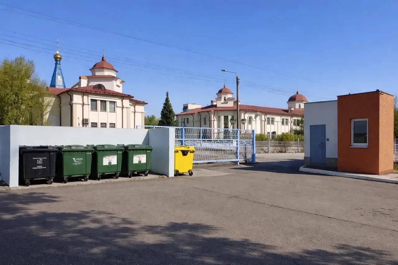 Территория дома под управлением собственной компании